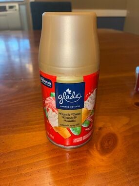 Glade Candy Cane Crush & Vanilla Refill - Red and Gold